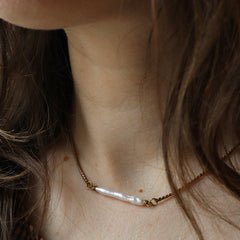 Souvenir // Pearl Bar Necklace